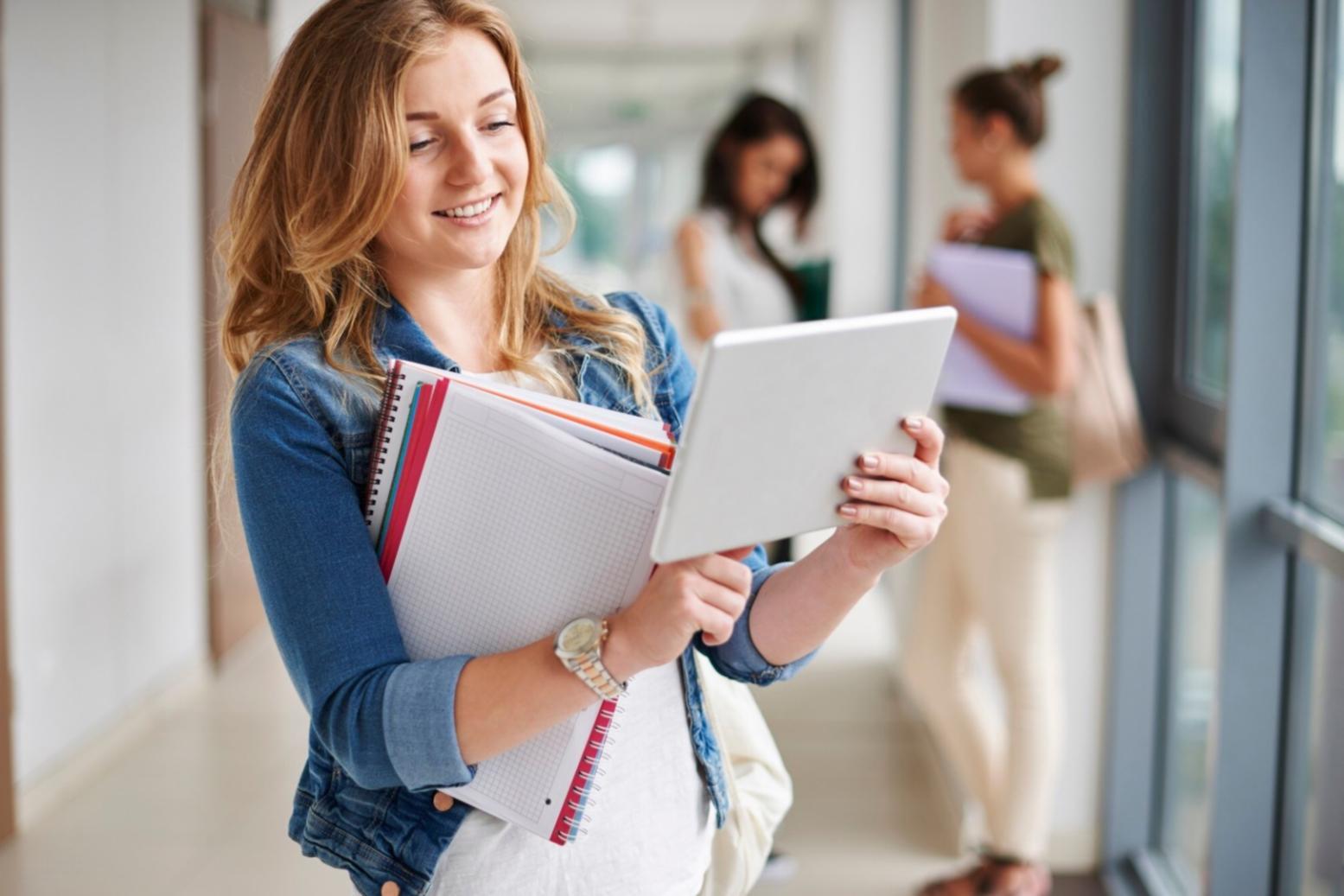 Professionelle Finanzberatung in modernem Büro